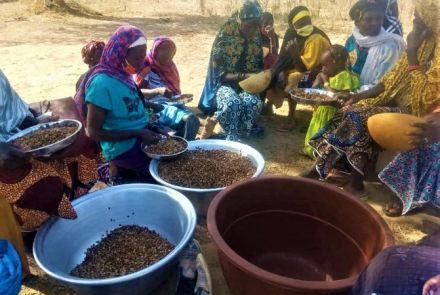 Fabrication du Soumbala par les familles des déplacés internes